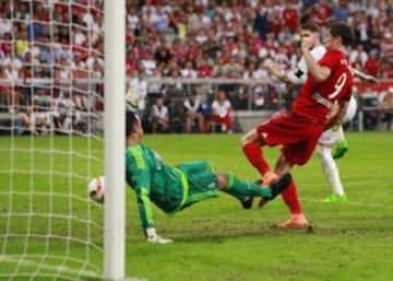 1-0. Robert Lewandowski anotó el primer tanto.