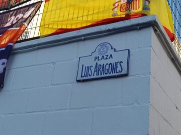 Placa con el nuevo nombre de la Plaza.