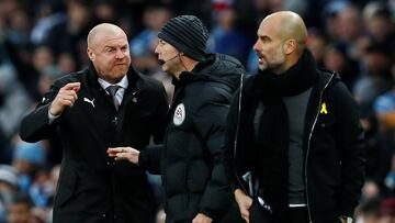 Sean Dyche, durante su etapa como entrenador del Burnley, protesta al cuarto árbitro durante un partido ante el Manchester City de Pep Guardiola.