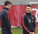 Lucas busca hueco en la estelar defensa del Bayern