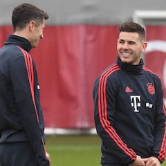 Lucas busca hueco en la estelar defensa del Bayern