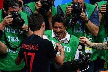 Mario Mandzukic se disculpa con el fotógrafo después de que los jugadores croatas lo arrollaron.