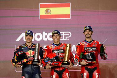 Maverick Viñales, Marc Márquez y Francesco Bagnaia completan el podio del Gran Premio. 