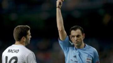 Fernando Teixeira Vitienes amonesta a Nacho.