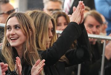 Coco Arquette y su madrina Jennifer Aniston aplauden emocionadas durante la ceremonia en honor a Courteney Cox por su estrella en el Paseo de la Fama de Hollywood. 