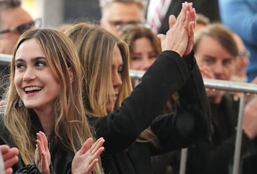 Coco Arquette y su madrina Jennifer Aniston aplauden emocionadas durante la ceremonia en honor a Courteney Cox por su estrella en el Paseo de la Fama de Hollywood. 