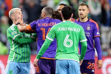 Seattle Sounders y Houston Dynamo se enfrentaron en la primera ronda de los playoffs de la MLS estadounidense. Durante el encuentro se vivieron momentos de tensi¨®n como el que protagonizaron Albert Rusn¨¢k y H¨¦ctor
Herrera. Tras empatar a cero en los 90 minutos de juego, Seattle logr¨® el pase a semifinales en los penaltis (5-4).