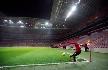 Soccer Football - Super Lig - Galatasaray v Besiktas - Turk Telekom Stadium, Istanbul, Turkey - March 15, 2020 Galatasaray's Jean Michael Seri takes a corner as the match is played behind closed doors as the number of coronavirus cases grow around the wor