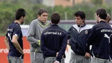 <b>VARIAS CHARLAS. </b>Garrido mantuvo conversaciones con muchos de los jugadores de la plantilla en el entrenamiento de ayer.