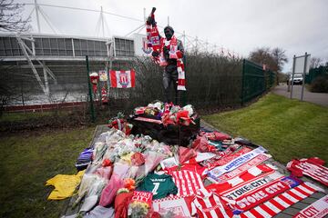 Inaugurada en 2015 en los aledaños del Britannia Stadium, en Stoke-on-Trent, Inglaterra. En la imagen la estatua está rodeada ofrendas florales y de bufandas y camisetas del equipo rojiblanco como homenaje a Banks tras su fallecimiento en 2019.