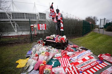 Inaugurada en 2015 en los aleda?os del Britannia Stadium, en Stoke-on-Trent, Inglaterra. En la imagen la estatua est¨¢ rodeada ofrendas florales y de bufandas y camisetas del equipo rojiblanco como homenaje a Banks tras su fallecimiento en 2019.