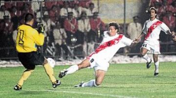 1997: Chile visitó a Perú por el proceso clasificatorio al Mundial de Francia 1998. Derrota para 'La Roja' por 2-1. Flavio Maestri y Roberto Palacios anotaron para el 'Rimac', descontó Iván Zamorano para los dirigidos de- aquel entonces- el técnico Nelson Acosta.