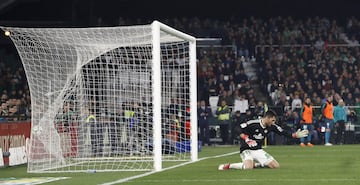 Cristiano Ronaldo scores the fourth goal for Real Madrid. 2-4