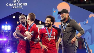 Salah, junto a Klopp y Man&eacute; tras ganar la Champions el pasado s&aacute;bado.