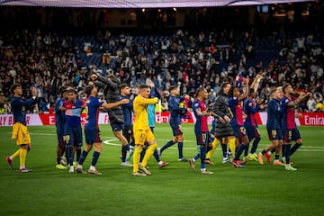 La plantilla del Barcelona se acerca a los aficionados desplazados en el estadio Santiago Bernabéu.