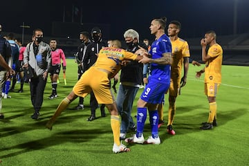 Cruz Azul y Tigres se olvidaron de la sana distancia en la 'Copa por México'