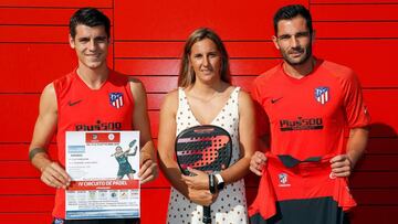 Morata y Ad&aacute;n junto a Mariola S&aacute;ez, de Metodika Eventos, empresa organizadora del torneo de p&aacute;del de la Fundaci&oacute;n del Atl&eacute;tico. 