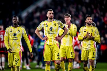 La Vechia Signora tenía una buena oportunidad de volver a presentar sus credenciales en la máxima competición continental. La Juve se presentó al partido de vuelta con un gol de ventaje, pero el PSV dio la sorpresa. Se impuso por dos goles en el segundo partido y volvió a frustrar los sueños juventinos que vieron como el Arsenal ganó al equipo de Países Bajos por 1-7. 