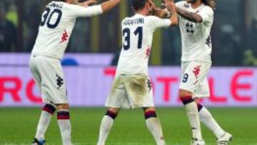 Larrivey, a la derecha de la imagen, celebra un gol.