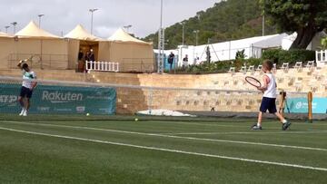 El hijo de Djokovic jugando con su padre que recuerda a... ¡Nadal!