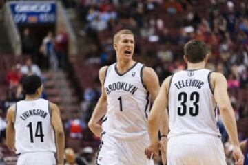 Mason Plumlee (1) celebra una canasta con Mirza Teletovic (33).