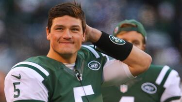 EAST RUTHERFORD, NJ - JANUARY 01: Christian Hackenberg #5 of the New York Jets watches from the sidelines during the second half of their game against the Buffalo Bills at MetLife Stadium on January 1, 2017 in East Rutherford, New Jersey. Ed Mulholland/Getty Images/AFP
== FOR NEWSPAPERS, INTERNET, TELCOS & TELEVISION USE ONLY ==