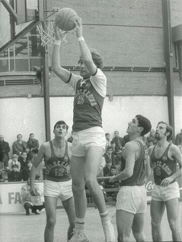 El estadounidense Norman Carmichael, el extranjero que ms temporadas visti la camiseta del FC Barcelona, nueve campa?as entre 1969 y 1978, y tambin el primero que nacionaliz espa?ol, en 1971, falleci el 6 de marzo a los 74 a?os. A pesar de que no pudo levantar ningn ttulo con los catalanes, se convirti en uno de los jugadores extranjeros de referencia. Con 2,08 metros de estatura, jugaba en la posicin de pvot.