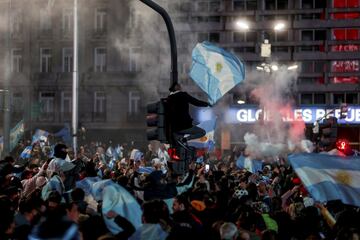 Miles de personas celebran junto al obelisco de la ciudad de Buenos Aires la victoria de Argentina ante Brasil en la final de la Copa América. Todo es alegría para festejar el ansiado título conquistado, para mayor satisfacción de los aficionados albicelestes, en el estadio de Maracaná. 