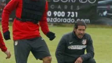 A TOPE. Diego Costa se ejercita con un chaleco de pesas ante la supervisión de Simeone. El técnico argentino siempre ha alabado la ética de trabajo del delantero.