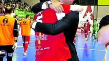 <b>POR EL BUEN CAMINO. </b>Raúl se abraza con Duda tras el partido.