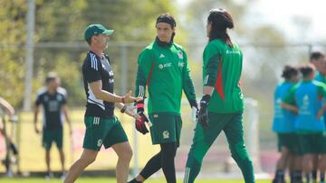 MEXICO CITY, MEXICO - MARCH 06: Head coach Diego Cocca speaks with goalkeepers Carlos Acevedo and Antonio Rodriguez of Mexico during a training session of Mexico's National Football team at Centro de Alto Rendimiento on March 06, 2023 in Mexico City, Mexico. (Photo by Hector Vivas/Getty Images)
