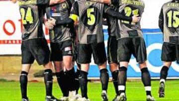 <b>LOCURA. </b>Los jugadores felicitan a Rodríguez tras conseguir el gol del triunfo ante el Albacete en el descuento.