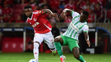 AMDEP5283. PORTO ALEGRE (BRASIL), 10/04/2025.- Johan Carbonero (i) de Internacional disputa el balón con Marino Hinestroza de Atlético Nacional este jueves, en un partido de la fase de grupos de la Copa Libertadores entre Internacional y Atlético Nacional en el estadio Beira Rio, en Porto Alegre (Brasil). EFE/ Ricardo Rimoli