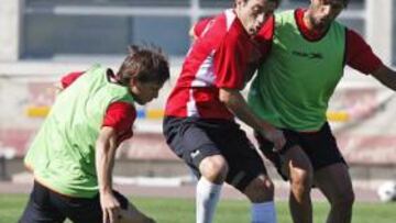 <b>CARAS LARGAS. </b>El Almería se entrenó ayer en un ambiente poco festivo y con gestos muy serios.