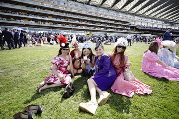 Esta semana se celebra en Ascot, al sur de Inglaterra, la tradicional y pintoresca carrera de caballos con la presencia de la realeza británica.