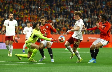 Víctor Muñoz intenta rematar delante del portero, Mostafa Shoubir y el defensa, Hamdy Fathy.