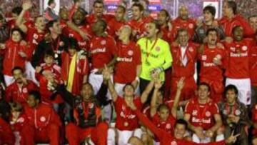 <b>CAMPEONES DE AMÉRICA. </b>Después de vencer en México, los brasileños volvieron a doblegar al Chivas desbordando la alegría de sus aficionados en Porto Alegre.