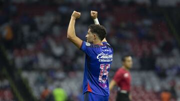 José Rivero festeja el triunfo de Cruz Azul en la cancha del Azteca.