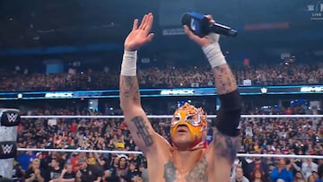 Rey Fénix después de ganar su lucha contra Nathan Frazer en Smackdown.