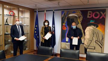 MADRID, 14/05/2020.- La presidenta del Consejo Superior de Deportes (AFE), Irene Lozano, y los presidentes de LaLiga, Javier Tebas (d), y la Federaci&oacute;n Espa&ntilde;ola de F&uacute;tbol (RFEF), Luis Rubiales (i), durante la firma de un acuerdo para 