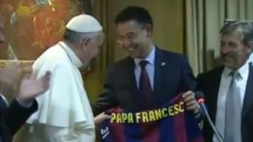 Bartomeu entrega una camiseta al Papa con la leyenda &quot;Papa Francesc&quot;.