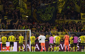 Los jugadores del Borussia Dortmund acuden a la Sudtribune, más conocido como el ‘Muro Amarillo’ y a pesar de la eliminación, son jaleados por los aficionados borussiers.