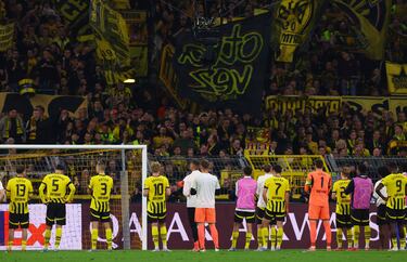 Los jugadores del Borussia Dortmund acuden a la Sudtribune, más conocido como el ‘Muro Amarillo’ y a pesar de la eliminación, son jaleados por los aficionados borussiers.
