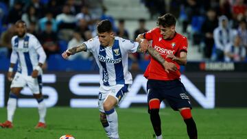 LEGANÉS (COMUNIDAD DE MADRID), 07/04/2025.- El centrocampista de Osasuna Aimar Oroz (d) pelea un balón con el delantero del Leganés Dani Raba durante el partido de la jornada 30 de LaLiga EA Sports, entre el CD Leganés y el CA Osasuna, en el Estadio Municipal Butarque en Leganés (Comunidad de Madrid). EFE/ Juanjo Martín