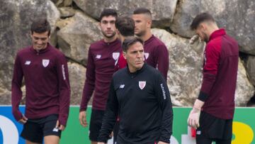 Berizzo con Núñez y Córdoba atrás.