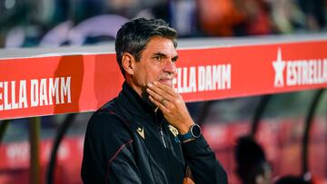 GIRONA (CATALUÑA), 20/04/2024.- El entrenador argentino del Cádiz, Mauricio Pellegrino, durante el partido de la jornada 32 de LaLiga EA Sports entre el Girona y el Cádiz, este sábado en el estadio Montilivi de la ciudad catalana. EFE/ David Borrat
