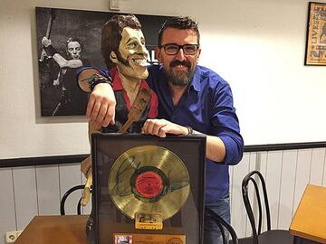 Josep Maria Pons junto a su disco de oro firmado por Bruce Springsteen