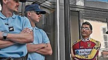 <b>DESPLIEGUE. </b>Abajo, Cárdenas sale del hotel vigilado por la Policía.