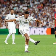 Arnold desembarca del Queen Mary