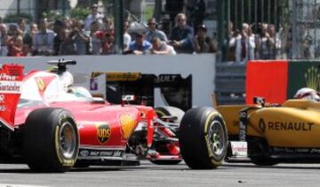 Kimi Raikkonen choca al inicio de la carrera.